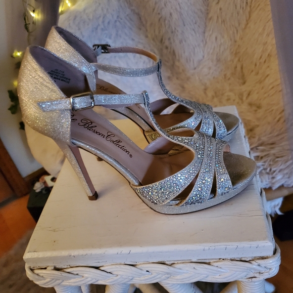 Silver Sparkle DE BLOSSOM COLLECTION rhinestone sizs 7.5 heels - Picture 2 of 6